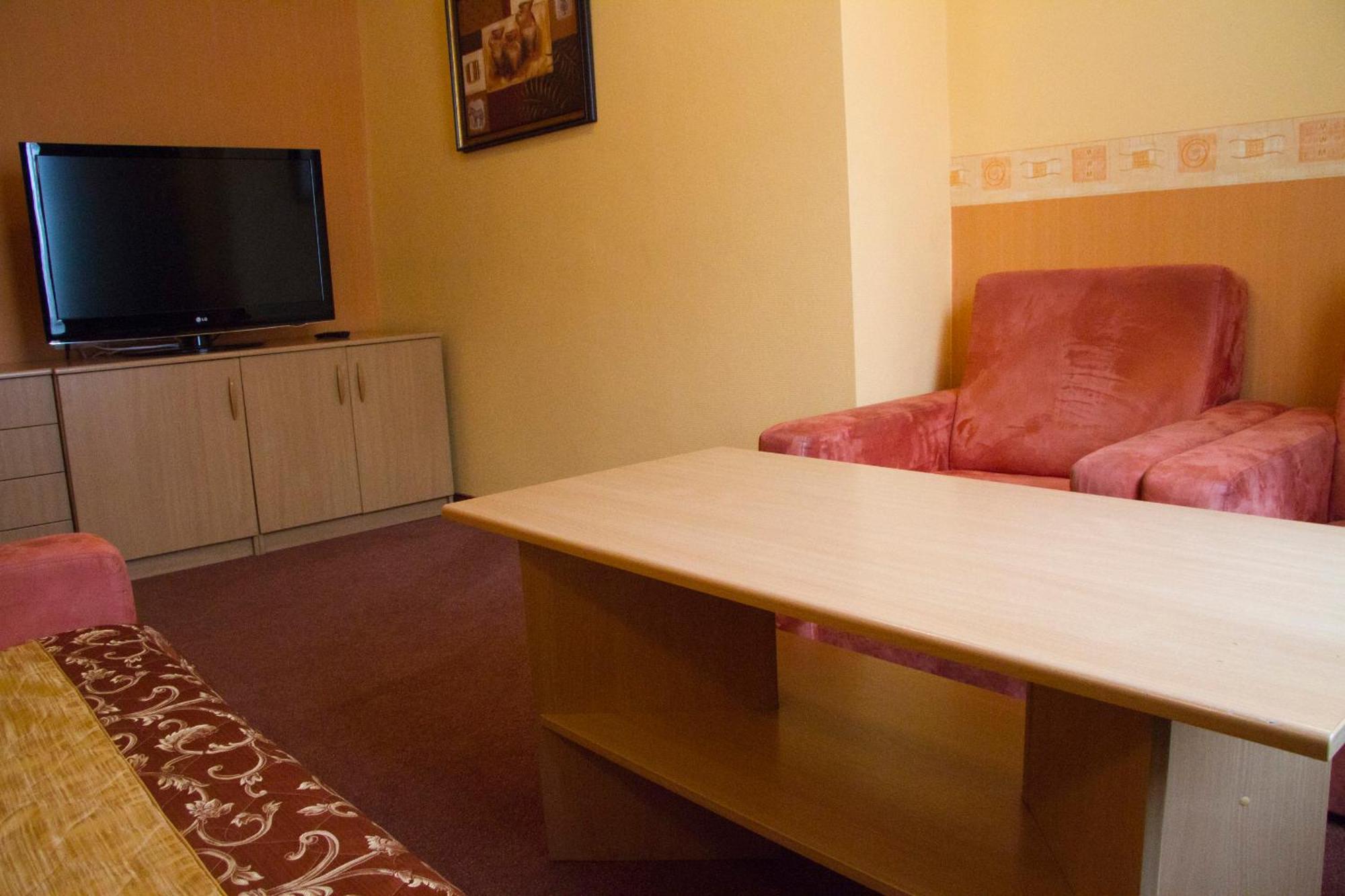 ז'שוב Hotel Iskra מראה חיצוני תמונה