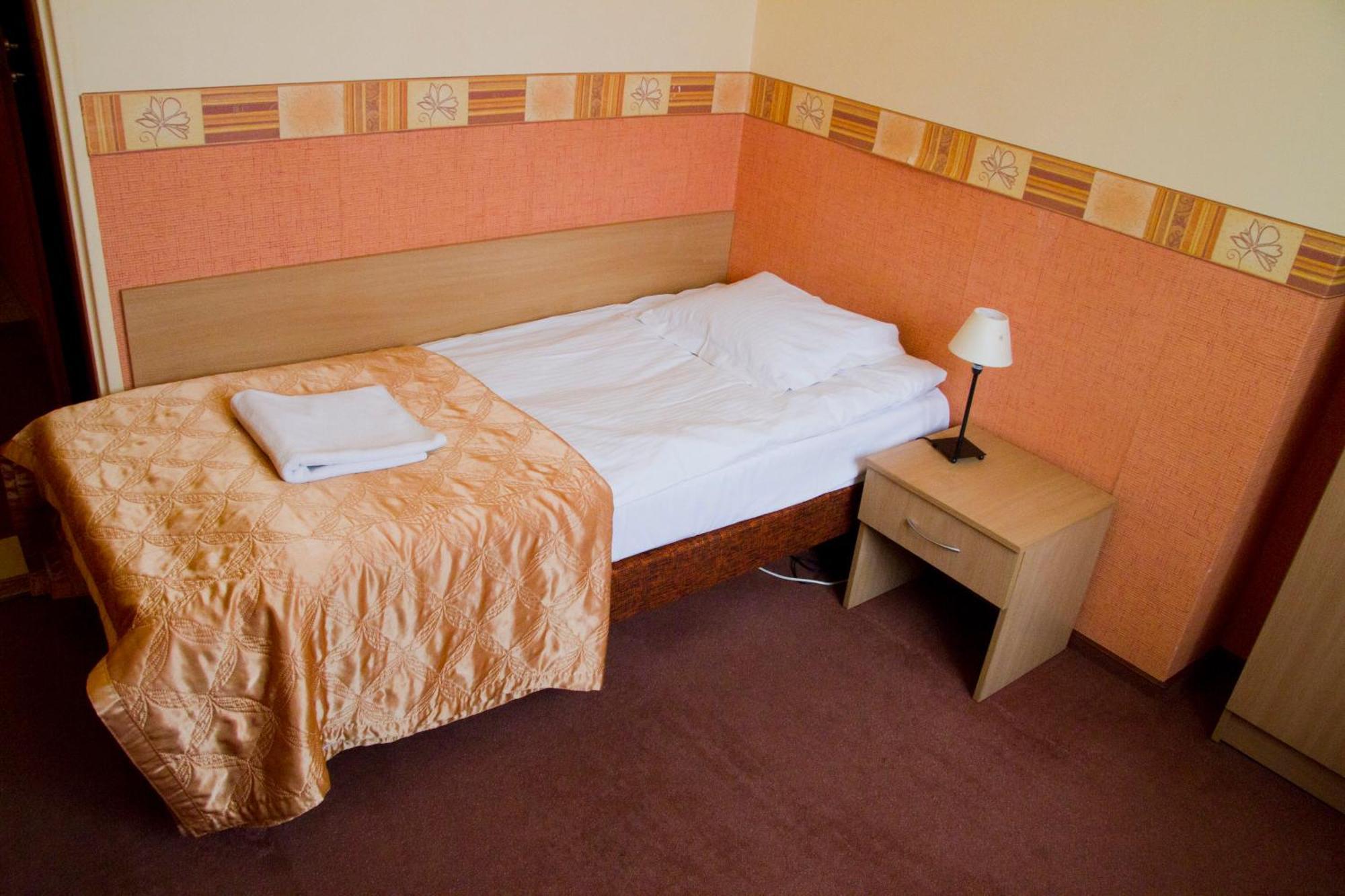 ז'שוב Hotel Iskra מראה חיצוני תמונה